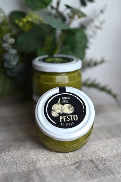 Ķiploku ziedu pesto ar sieru