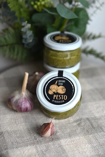 Ķiploku ziedu pesto ar valriekstiem